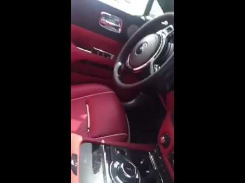 ابالفيديو شاهد الأمير منصور بن ناصر يحوّل سيارته الرولز رويس لحظيرة خراف