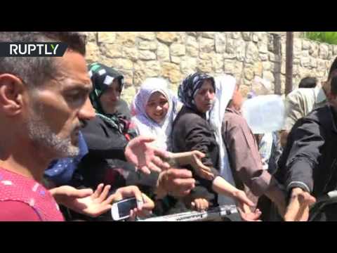 شاهد توزيع مساعدات إنسانية على نازحي حلب