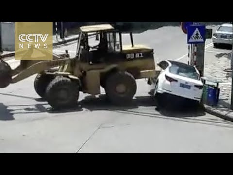 حادث عنيف بين بلدوزر وسيارة ملاكي