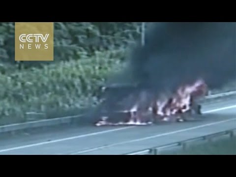 سائق حافلة محترف ينقذ الطريق والركاب من حريق ضخم