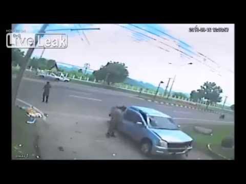 شاهد اصطدام دراجة نارية بسيارة