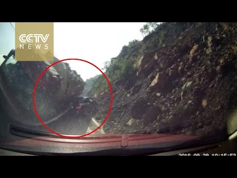 ناجِ غير متوقع من انقلاب ناقلة بترول على سيارة