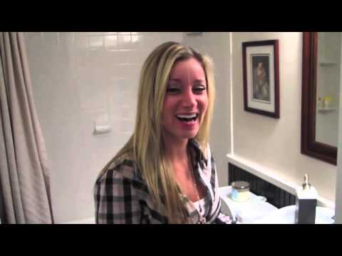 رجل ينفذ مقلبًا في زوجته ويقصُّ شعرها