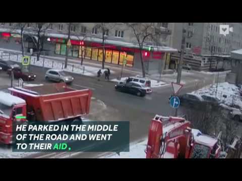 شاهد حادث مروع في تايوان المخطئ ينجو والملتزم يحطم سيارته