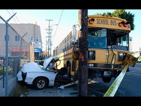 أتوبيس مدرسي يجرف سيارة أمامه ويحطمها