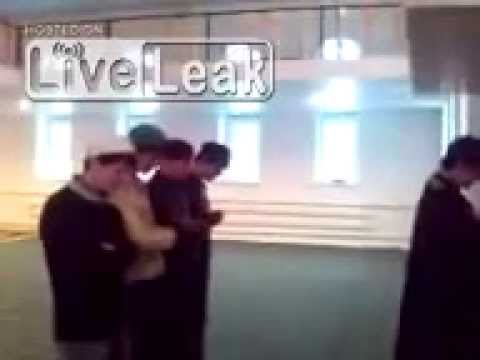 متطرف يقتحم مسجدًا ويعتدي على الإمام