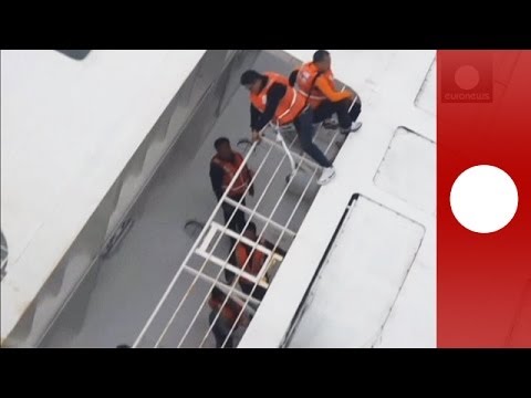 مشاهد من غرق عبّارة في مياه كوريّا الجنوبيَّة