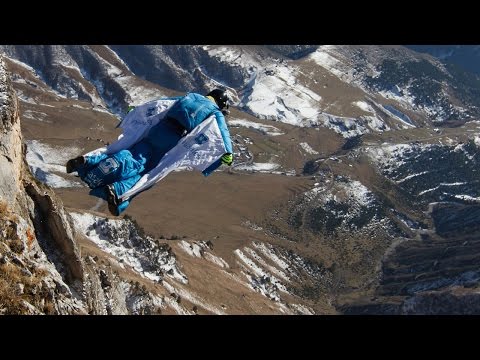 مغامر ينجح في القفز من أخطر قمة جبليَّة