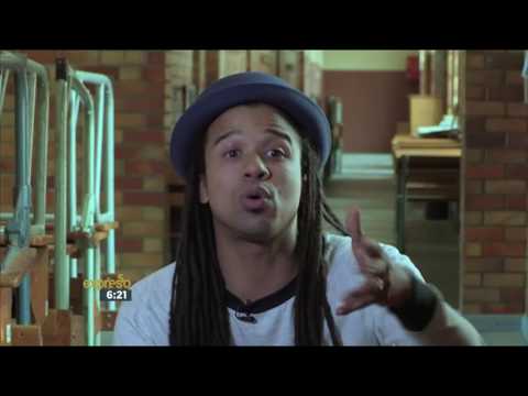 مُعلّم يستخدم الهيب هوب لشرح الدروس لطلابه