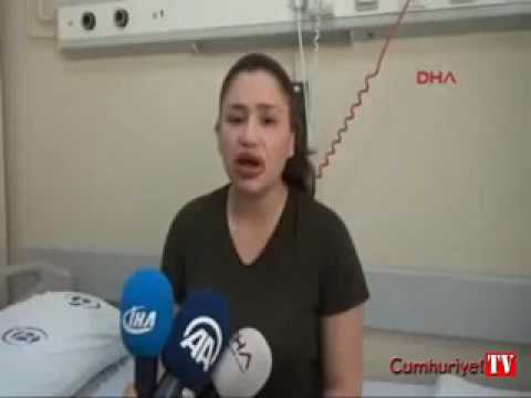 فتيات يخضعن إلى عمليات تجميل على يد مصفف شعر