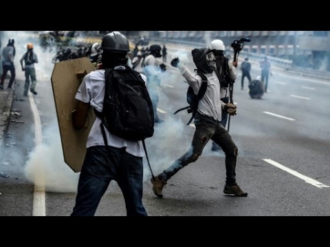 شاهد إصابة نائبين من المعارضة في فنزويلا