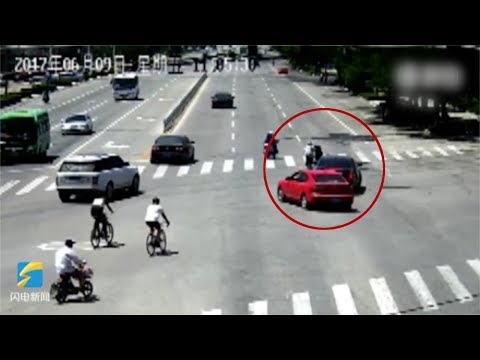 شاهد قائد سيارة يساعد مسنة في عبور الطريق