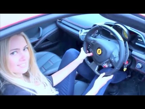 شقراء جميلة تختبر قوة فيراري 458 سبايدر