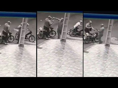 بالفيديو لحظة سرقة لصين لدراجة نارية من صاحبها