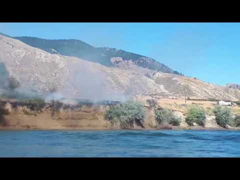 بالفيديو شاب وخطيبته يستخدمان قاربهما لإخماد حريق جزيرة