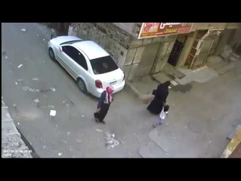 لحظة سرقة دراجة نارية من منزل صاحبها أمام المارة