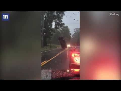 عاصفة تترك سيارة معلقة في الهواء