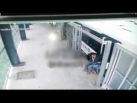 حادث مروع يفضح امرأة بكرسي متحرك