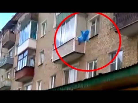 شاهد أب مجنون يلقى ابنه الذي لم يبلغ 5 سنوات من النافذة