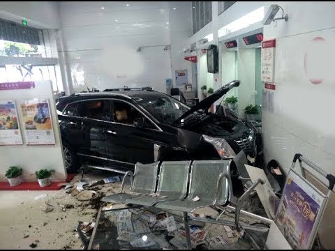 سائق يفقد السيطرة على سيارته ويدهس مواطنًا