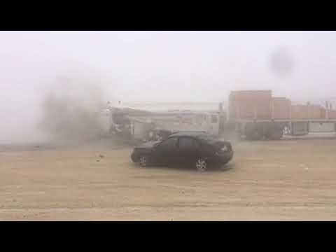 لحظة وقوع حادث تصادم عنيف بسبب الضباب