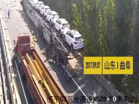 تصادُم مروع بين شاحنتي سيارات وبط