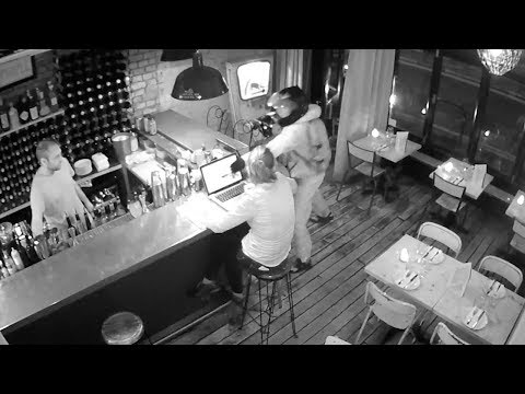 الشاحن يفسد مخطط لص داخل أحد المطاعم