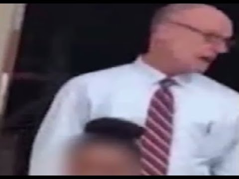 معلم أميركي يثير الجدل بعد تهديده لطالب بتفجير رأسه