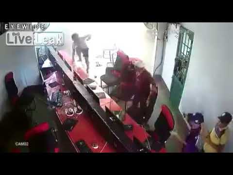 لحظة اقتحام سيارة لمقهى إنترنت