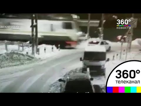 لقطات مروّعة للحظة إنقاذ رجلين بعد دهس قطار سيارتهما