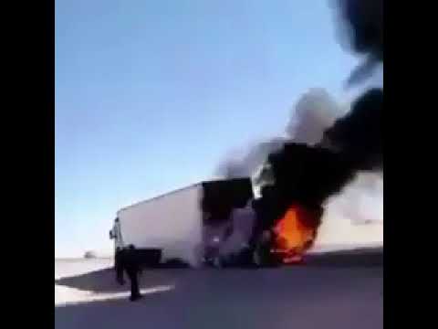 اشتعال النيران في سيارة اصطدمت بشاحنة كبيرة