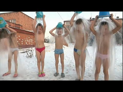 تطبيقتحدي دلو الثلج على الأطفال في سيبيريا