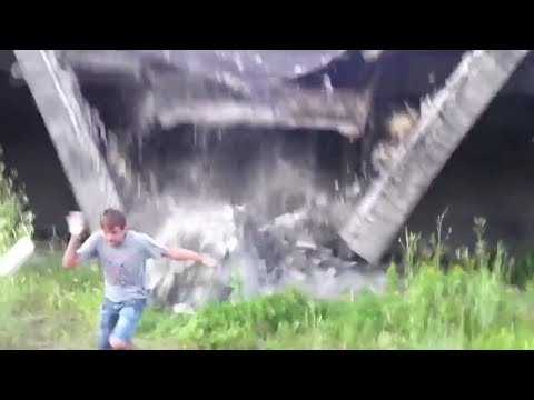 شاب ينجو من انهيار مبنى في اللحظة المناسبة