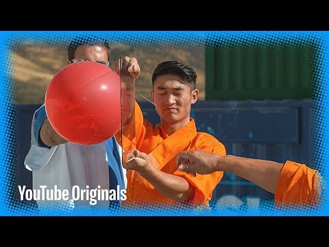 راهب يثقب لوحًا زجاجيا بإبرة