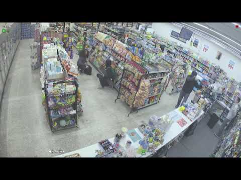 شاب وفتاة يُلقنان لصًّا مُسلّحًا علقة ساخنة