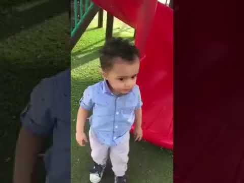 رد فعل طفل صغير لحظة سماع الأذان