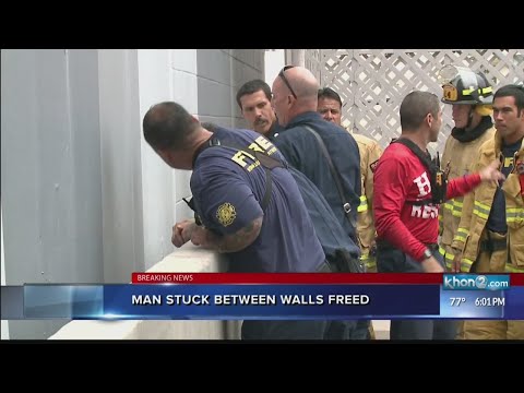 رجل يحشر نفسه بين جدارين لمدة 3ساعات