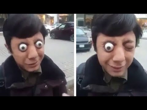 شاب يبرز عينيه من موضعيهما