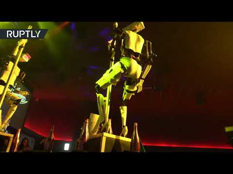 روبوتان يرقصان التعري في ناد ليلي أمريكي