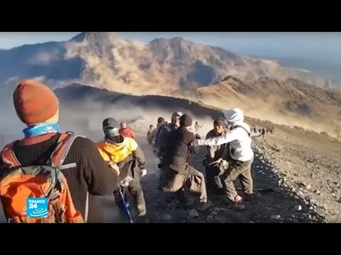 شاهد تعليق مئات المتنزهين العالقين على بركان رينجاني بعد زلزال مدمر