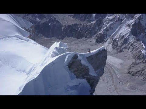 التكنولوجيا الحديثة والسياسة تتداخل مع غضب الطبيعة وجمالها