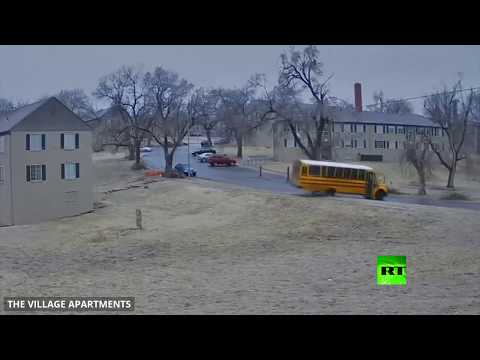 شاهد لحظة انقلاب حافلة مدرسية على طريق جليدي في الولايات المتحدة