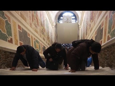 شاهد مسيحيّون يصعدون الدَّرج المُقدس على ركبهم في الفاتيكان