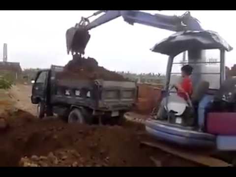 طفل صغير يتحكم في جرافة كبيرة