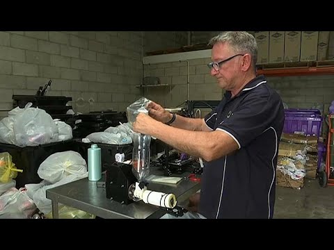 مصفف شعر سابق في أستراليا يصنع أطرافاً صناعية من عبوات الشامبو