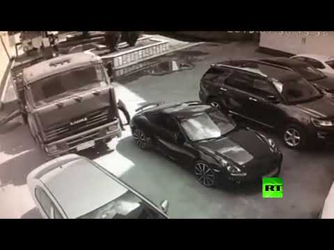 شاهد رجل يوقف شاحنة بيديه كي لا تصطدم بسيارة بورششاهد رجل يوقف شاحنة بيديه كي لا تصطدم بسيارة بورش