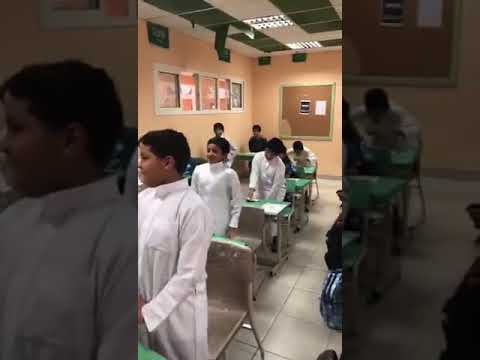 شاهد والدة مُعلِّم سعودي مُتوفَّى تُوزِّع مبالغَ تشجيعية على طلابه تخليدًا له