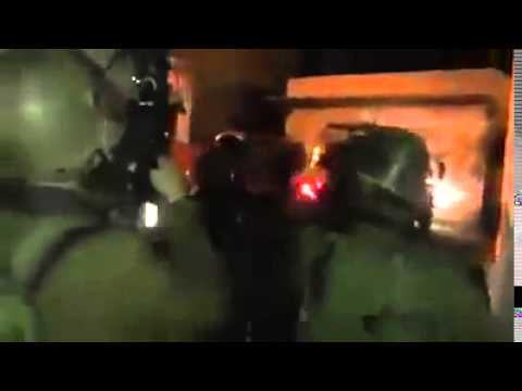 شاهد امرأة فلسطينية تودع نجلها أثناء اعتقاله