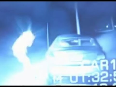 ضوء غامض يتسبب في سقوط شرطي مرور في أميركا