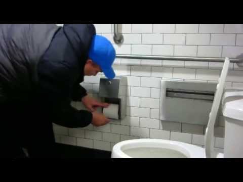 جندى أمريكى سابق يأكل مناديل الحمام